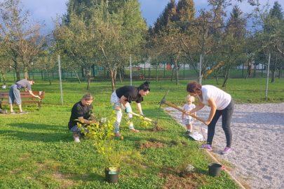 Akcije urejanja otroškega igrišča pri Športnem parku Borovnica 1